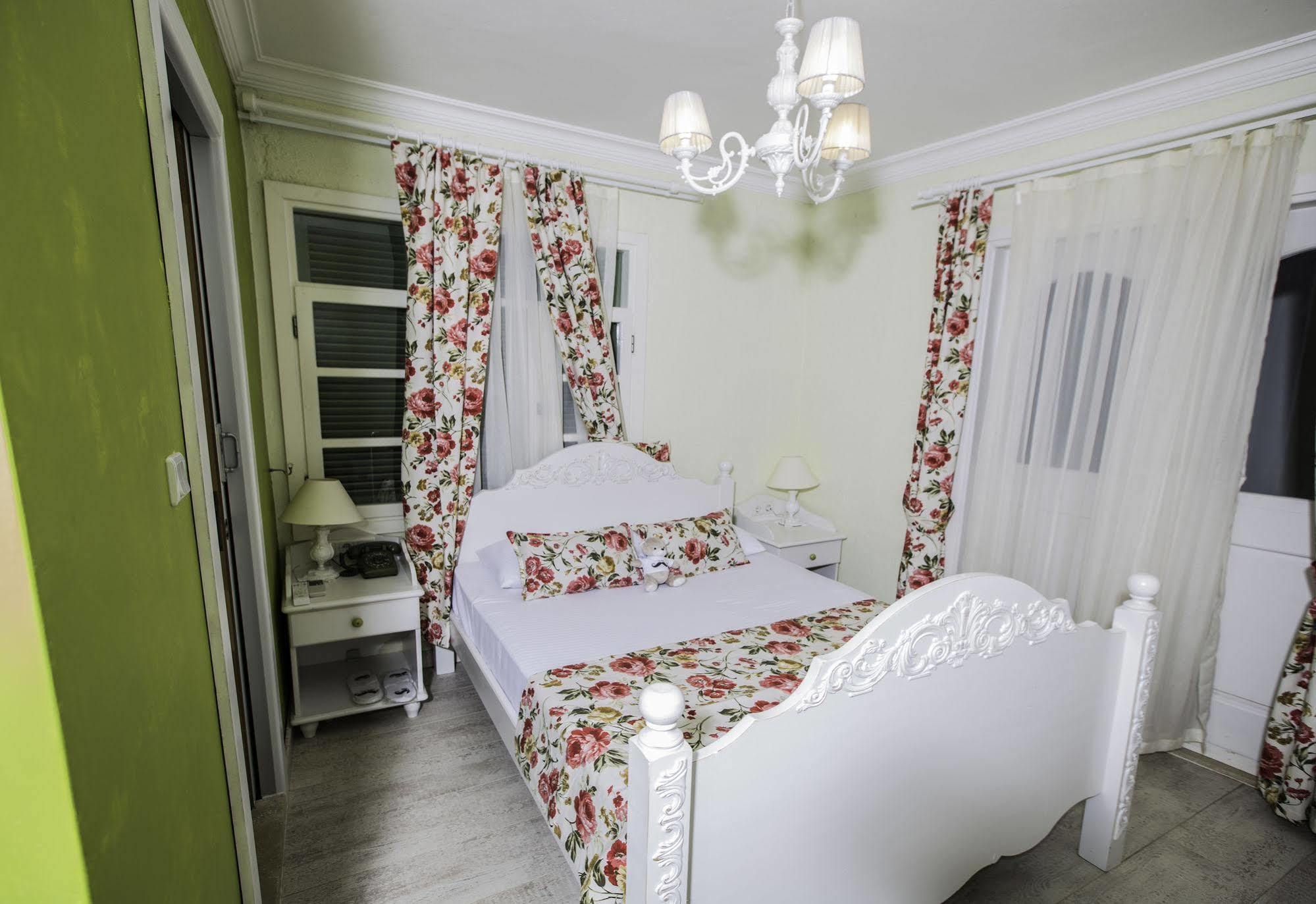 The White Hotel Alaçatı Buitenkant foto